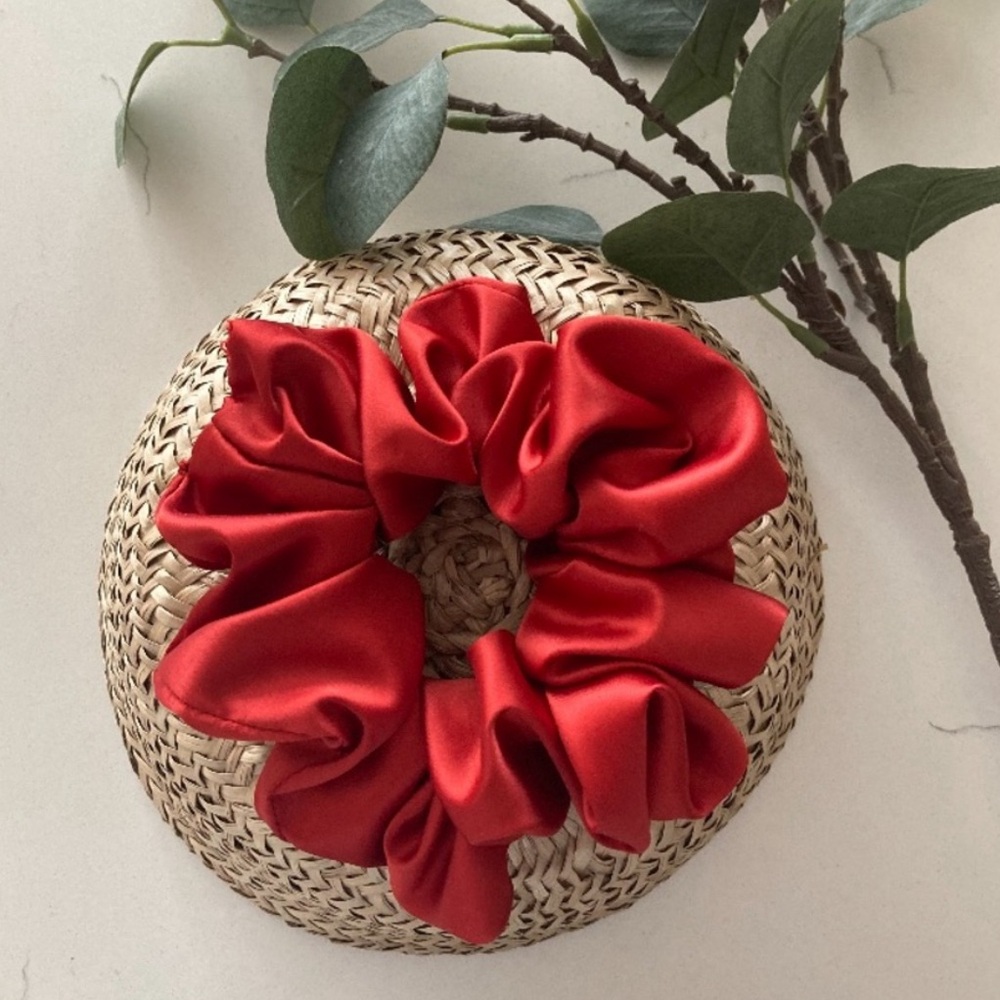 🌸 2/15$ Red Scrunchie